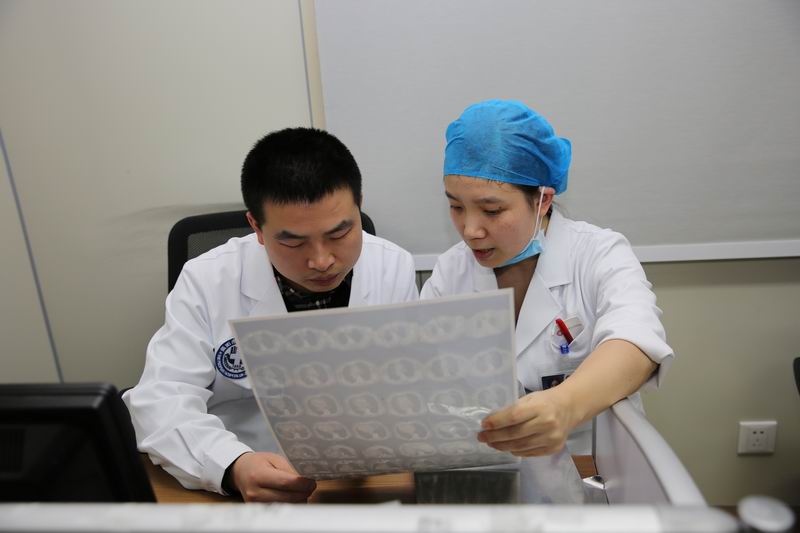 调整大小 每分每秒都在与死神竞速，坚守icu，她已经连续三年没有回家过年了.JPG