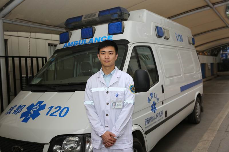 调整大小 4-但是他不后悔，为了给患者带去了生命之光，给他们带去了更多的健康.JPG