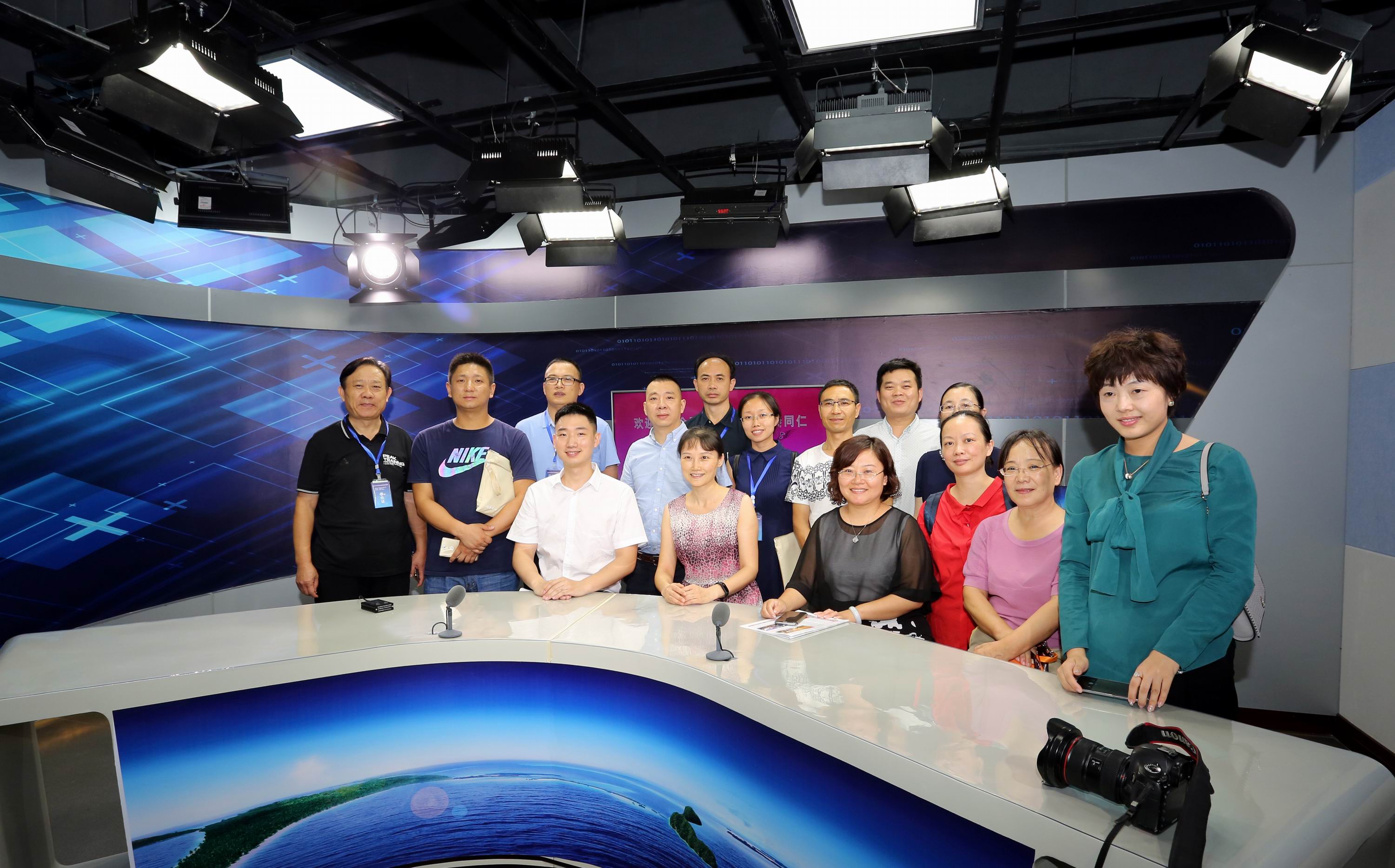 参观医院电视演播室.JPG