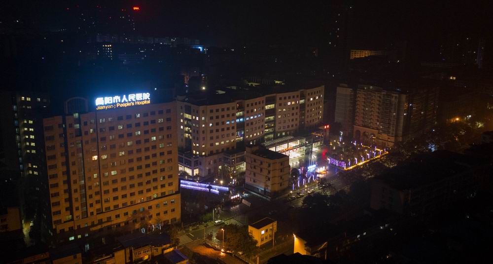 医院凌晨夜景.jpg