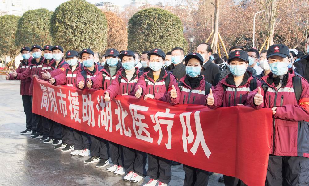 队员们出发前往湖北.jpg