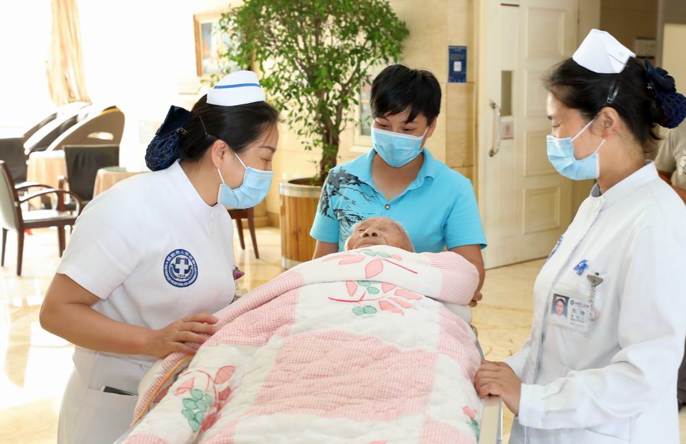 成功手术后老人出院了.JPG