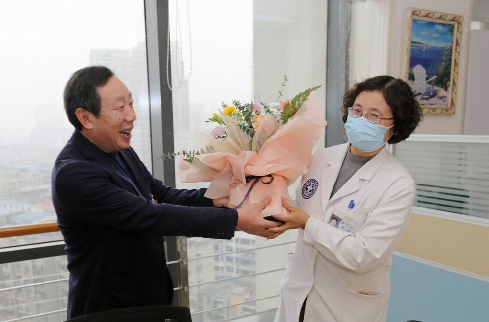 ·领导为女职工送花.jpg