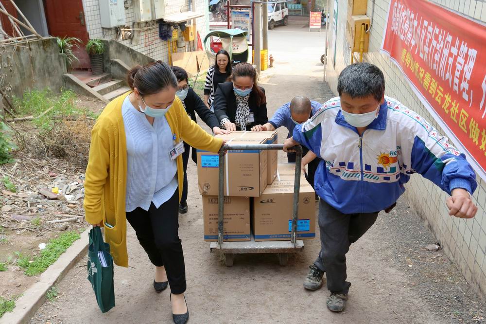 为患者送腹膜透析液上门.jpg